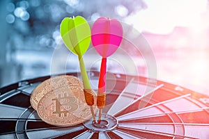 GreenÃ¢â¬â¹ andÃ¢â¬â¹ RedÃ¢â¬â¹ DastÃ¢â¬â¹ arrow hittingÃ¢â¬â¹ near bitcoinÃ¢â¬â¹ onÃ¢â¬â¹ dartboardÃ¢â¬â¹